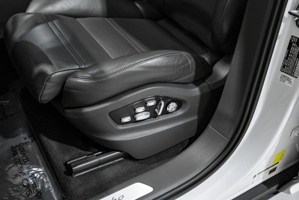 Used 2020 Porsche Cayenne Turbo AWD/4WD image 28