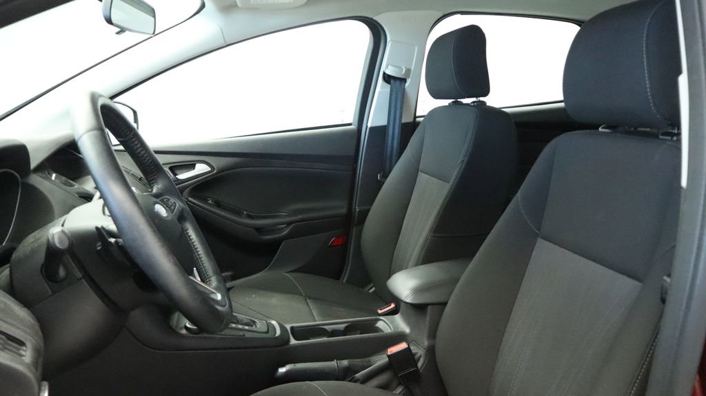 Used 2015 Ford Focus SE w/ SE Sport Package image 19