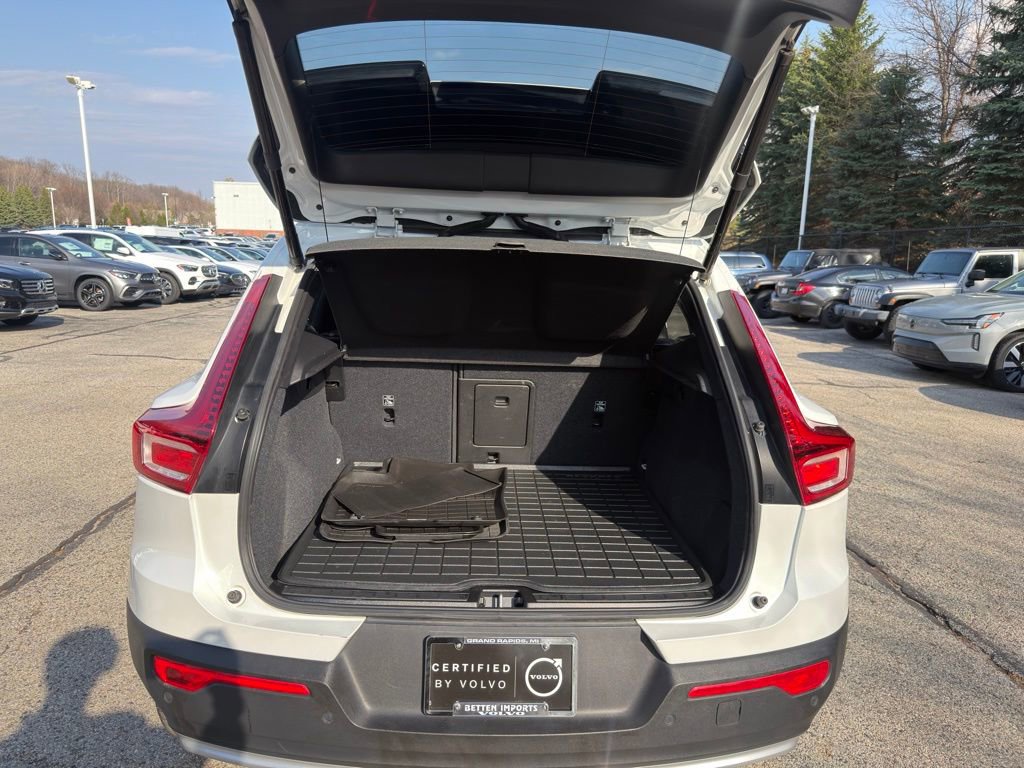 Used 2023 Volvo XC40 B5 Core w/ Convenience Package image 34