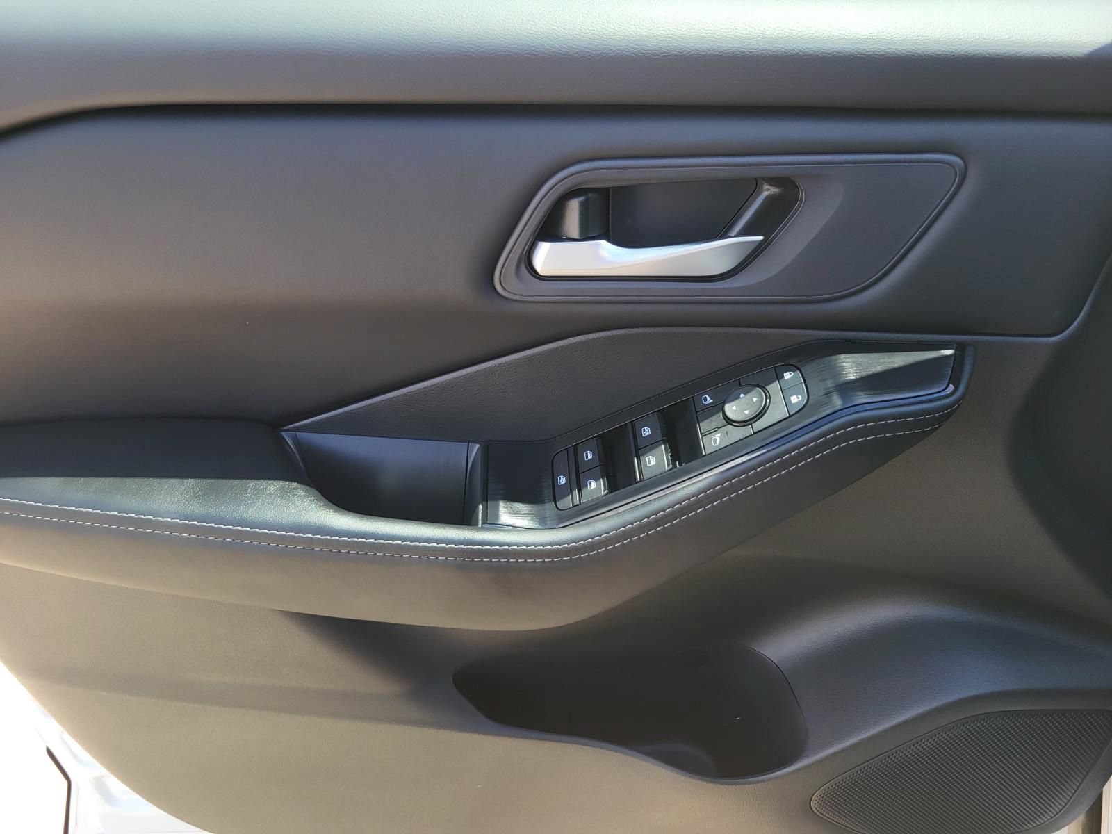 Used 2026 Nissan Rogue SV FWD image 16