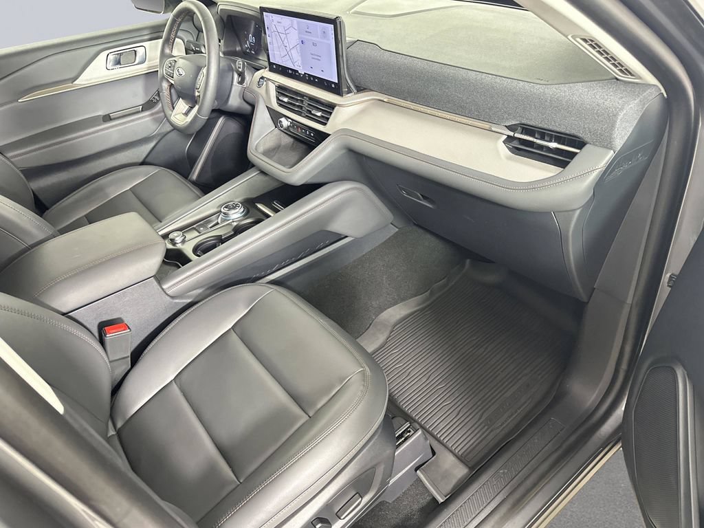 Used 2025 Ford Explorer Active w/ Active Comfort Package RWD image 26