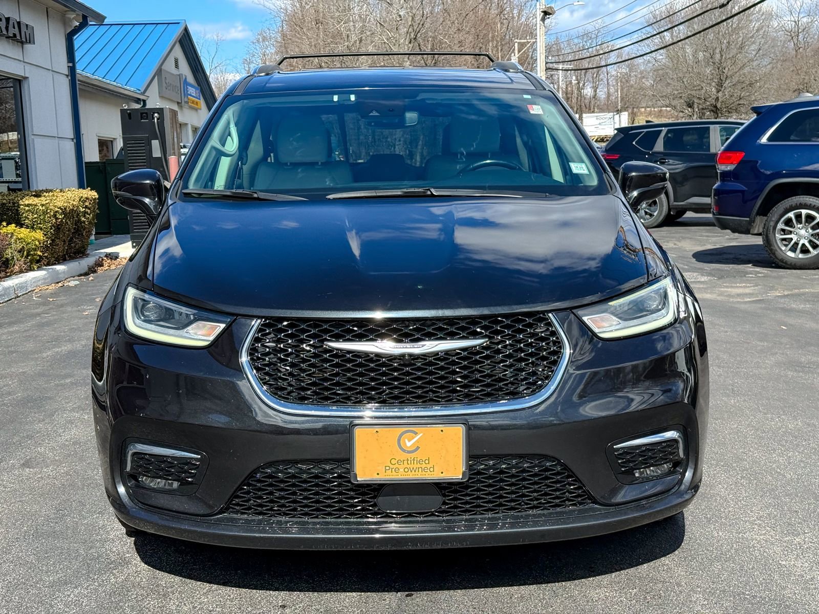 Used 2021 Chrysler Pacifica Touring-L image 2