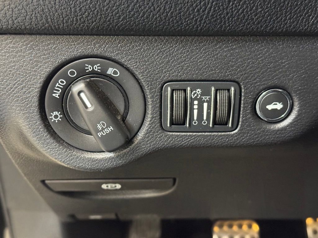 Used 2015 Dodge Challenger R/T Scat Pack w/ Leather Interior Group image 25