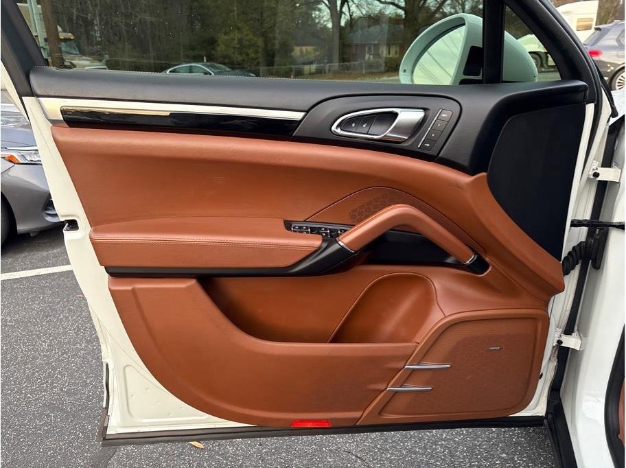 Used 2017 Porsche Cayenne Platinum Edition image 9