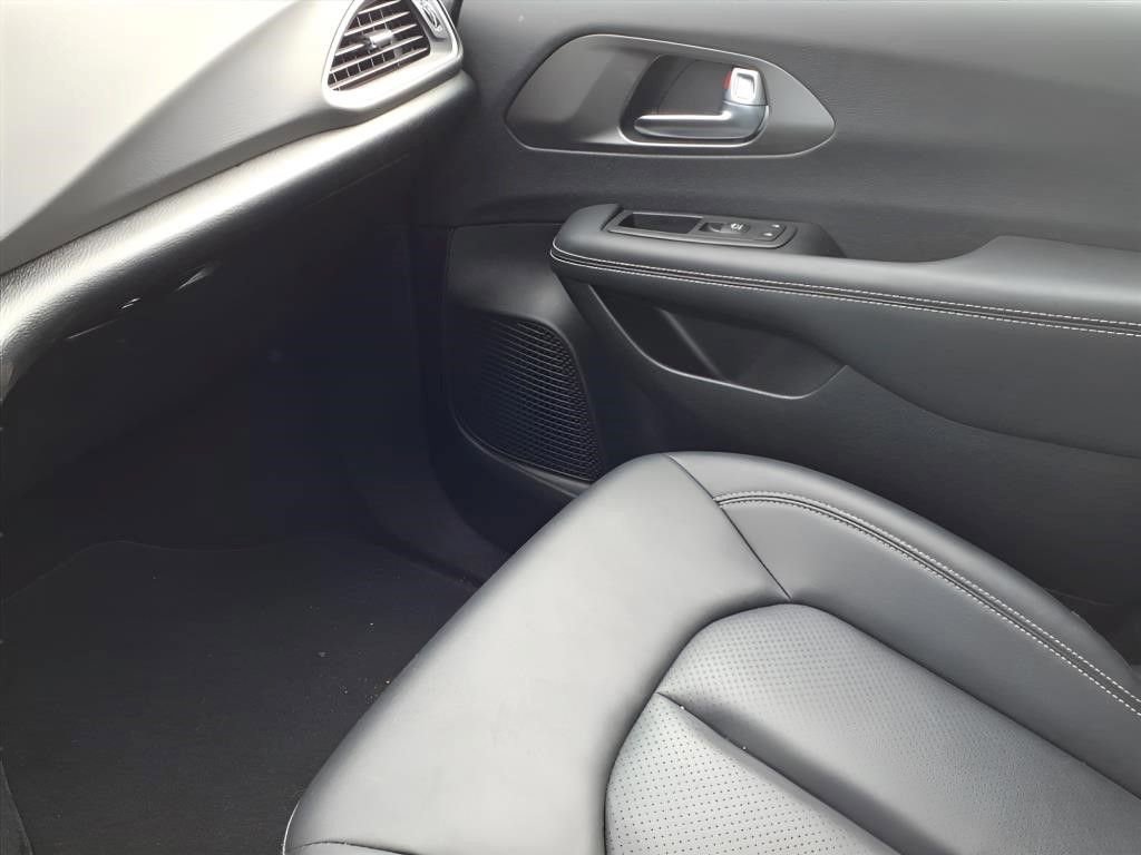Used 2025 Chrysler Pacifica Select FWD image 23