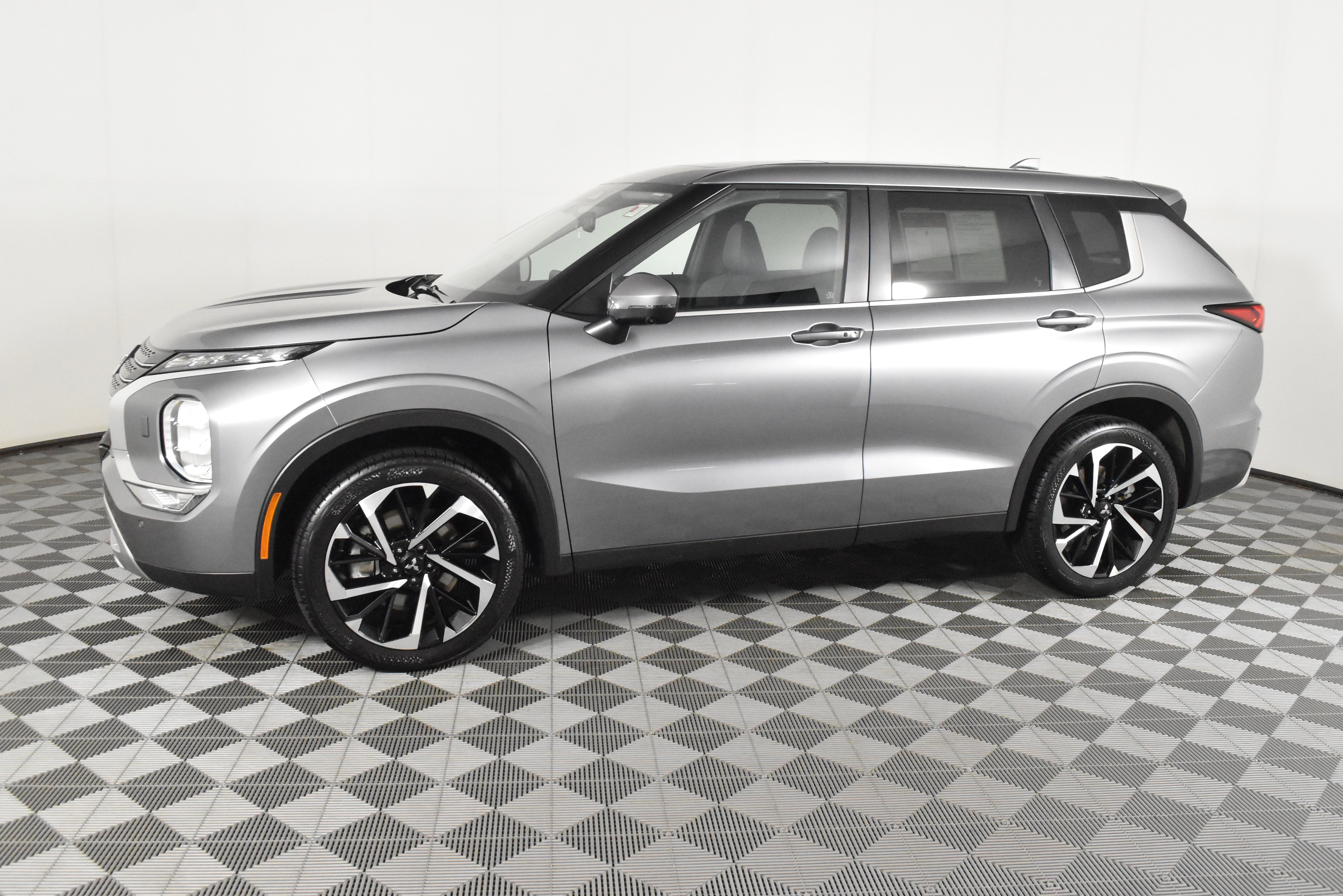 Used 2024 Mitsubishi Outlander SE image 9