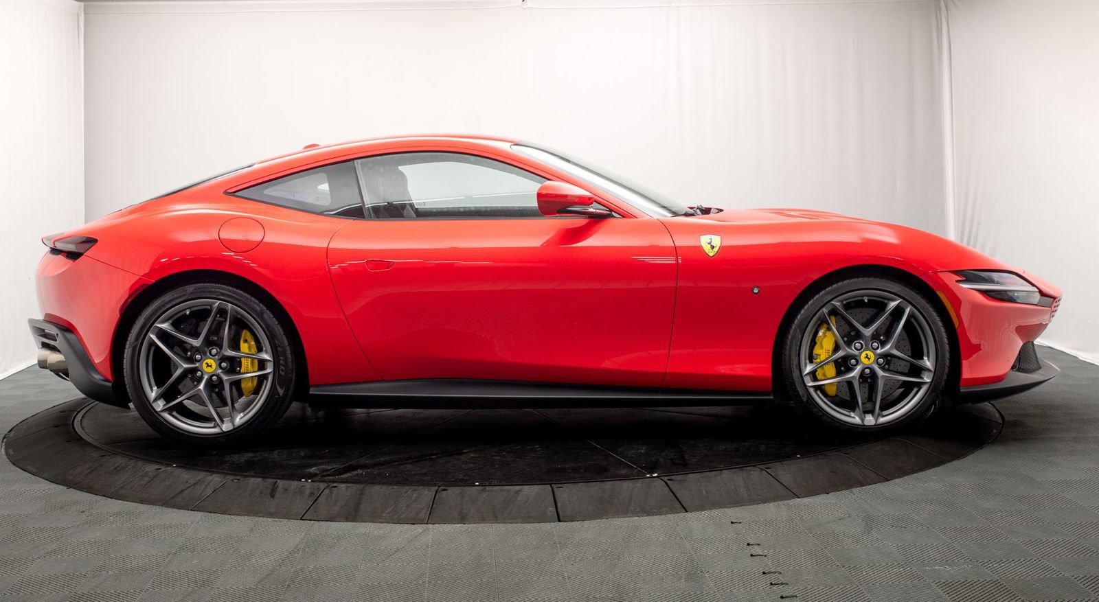 Used 2022 Ferrari Roma RWD image 2
