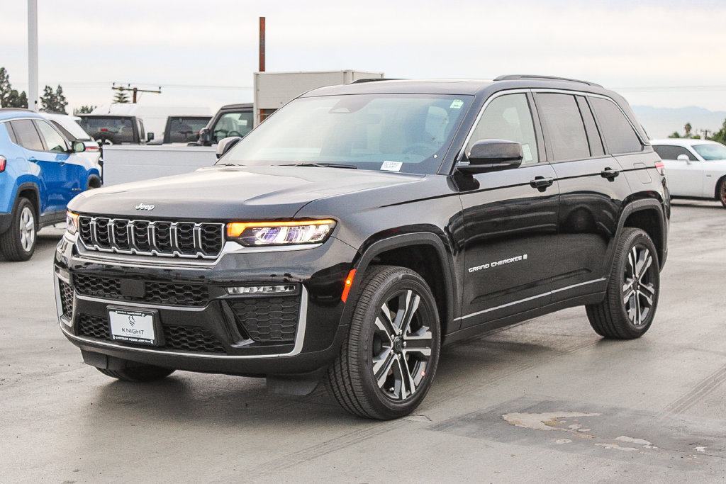 New 2027 Jeep Grand Cherokee Limited RWD image 4
