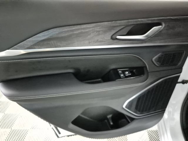Used 2023 Jeep Grand Cherokee Overland AWD/4WD image 27