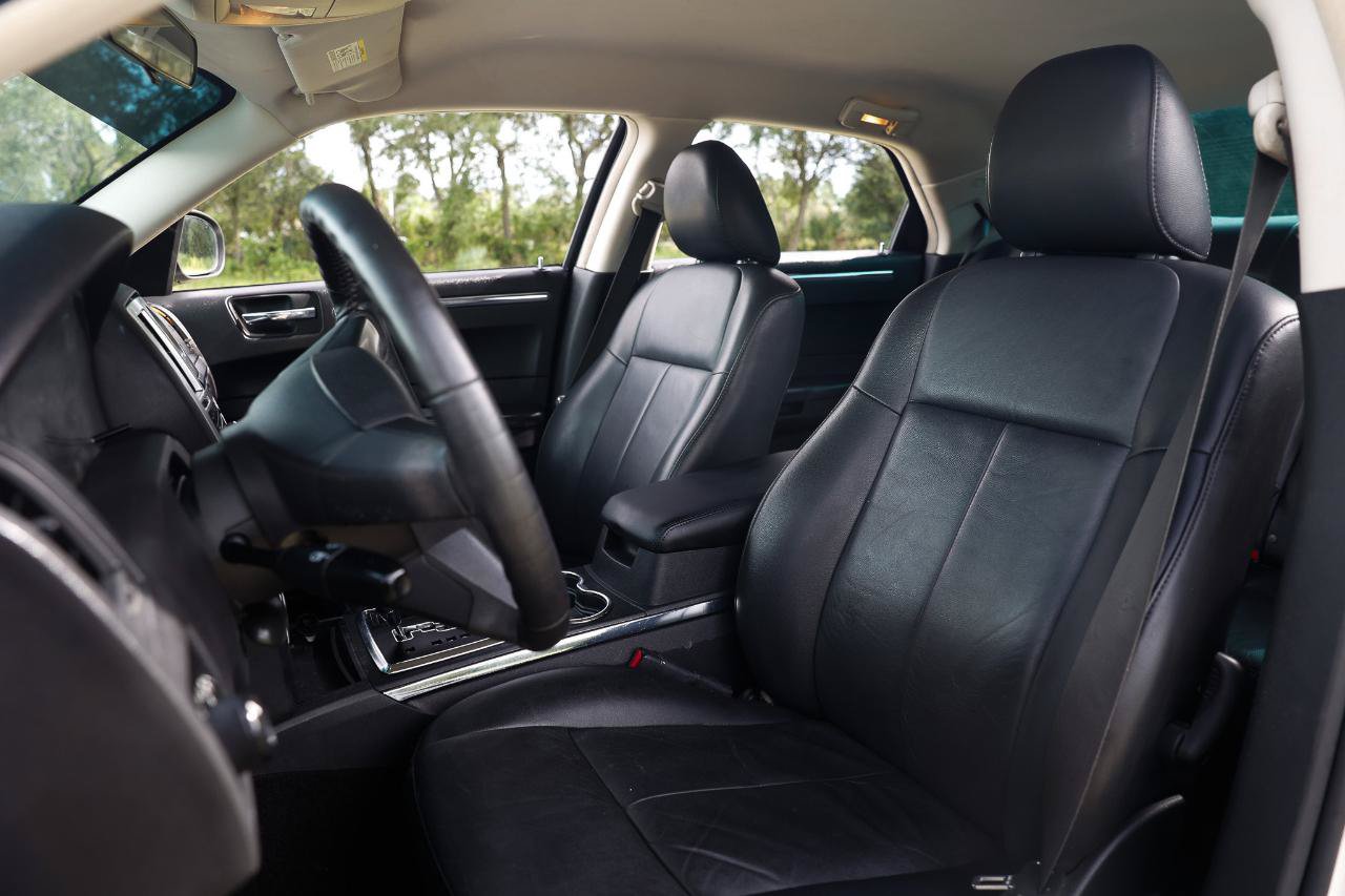 Used 2010 Chrysler 300 Touring RWD image 6