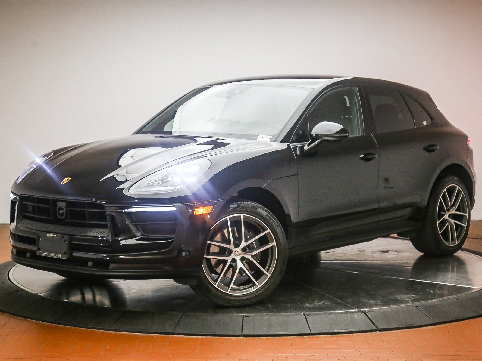 Certified 2023 Porsche Macan AWD/4WD image 1