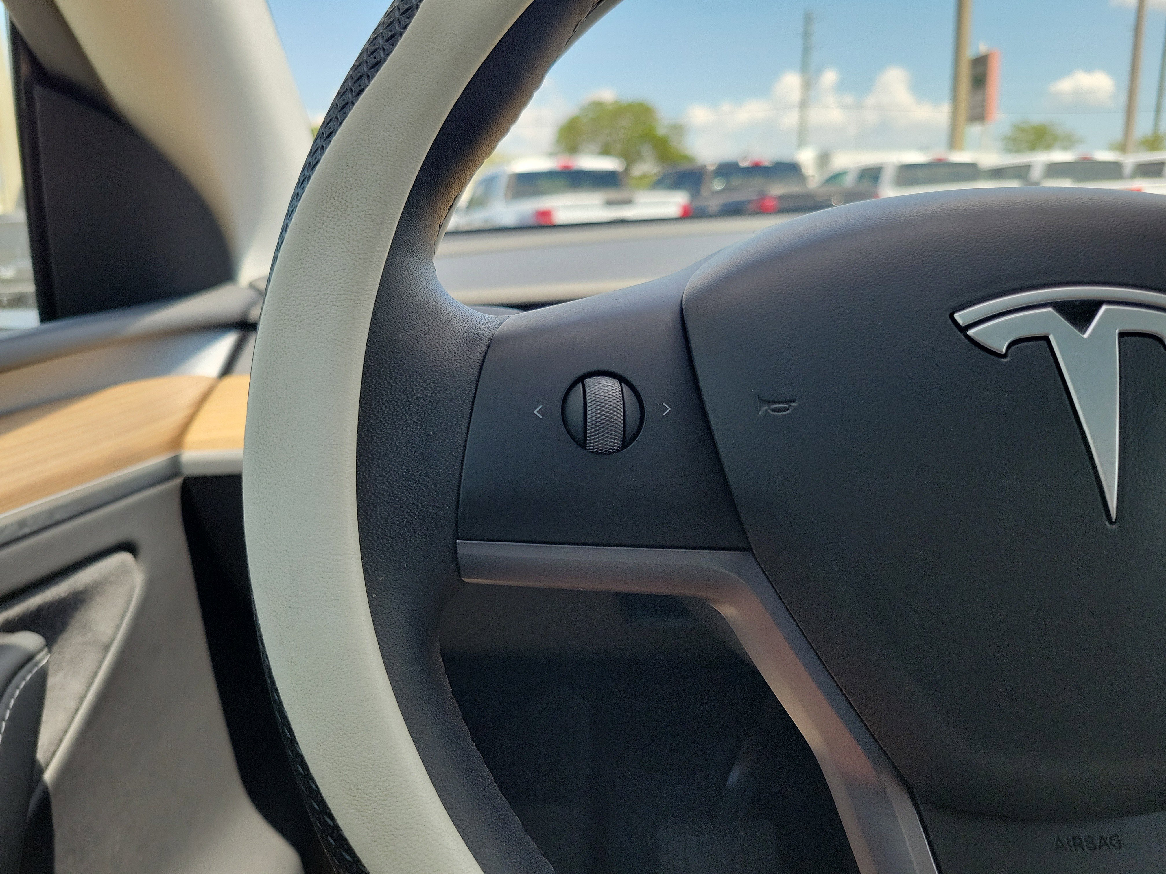 Used 2025 Tesla Model Y Long Range AWD/4WD image 22