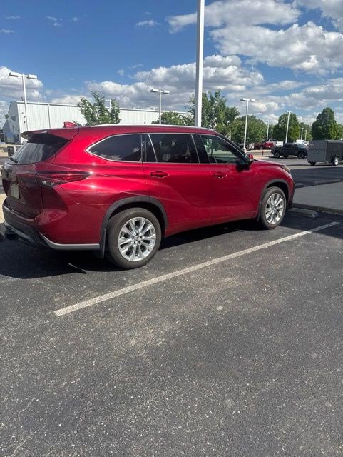 Used 2023 Toyota Highlander Limited AWD/4WD image 4