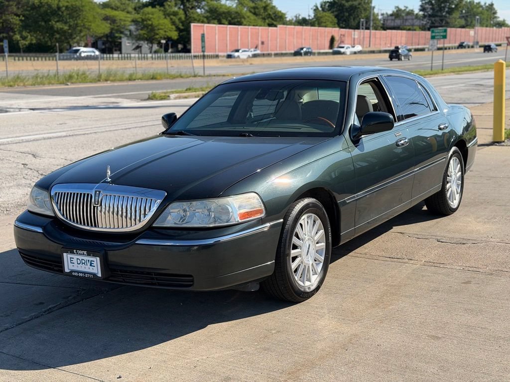 Used 2003 Lincoln Town Car Signature RWD image 1