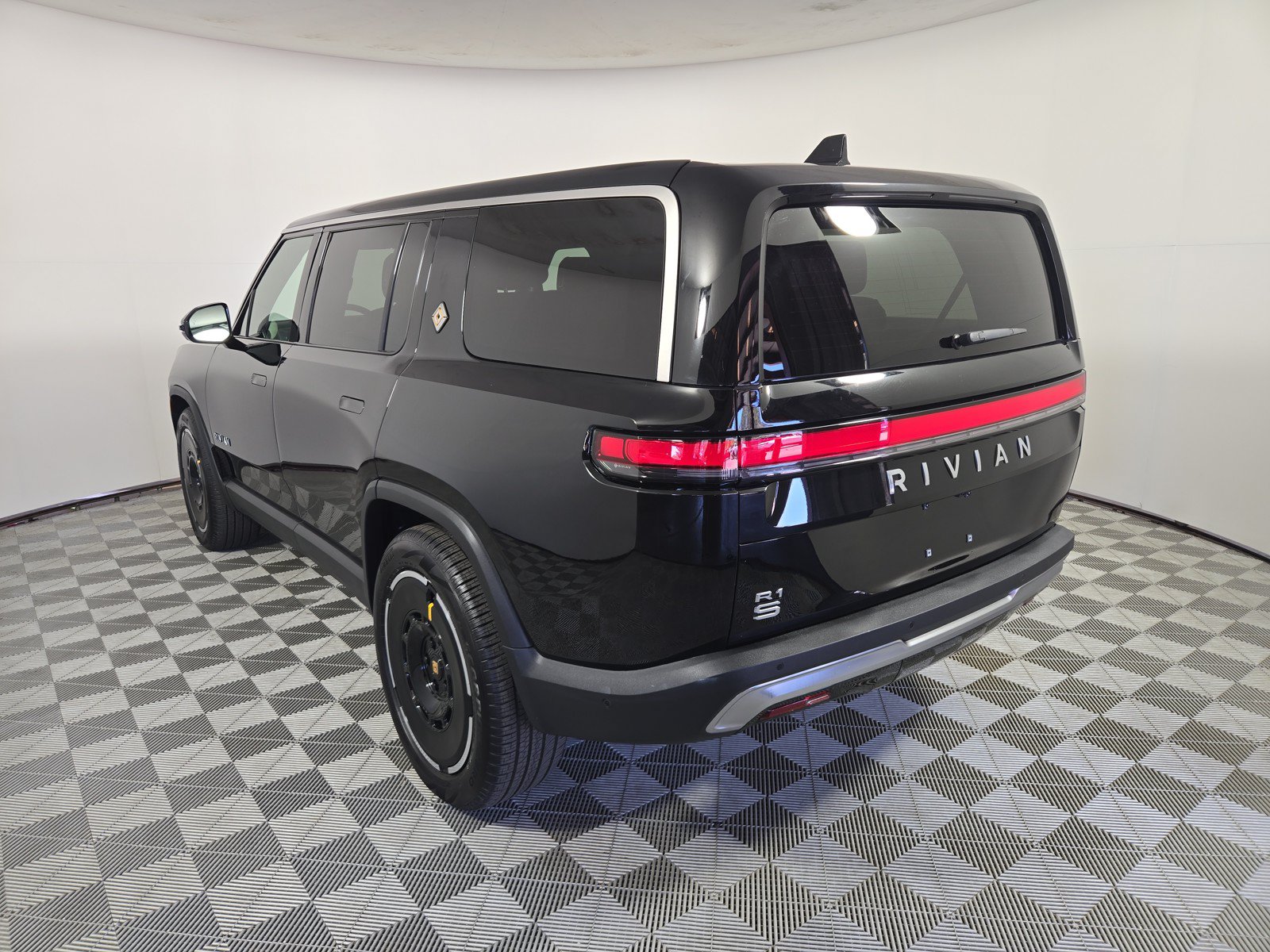 Used 2025 Rivian R1S Adventure AWD/4WD image 3