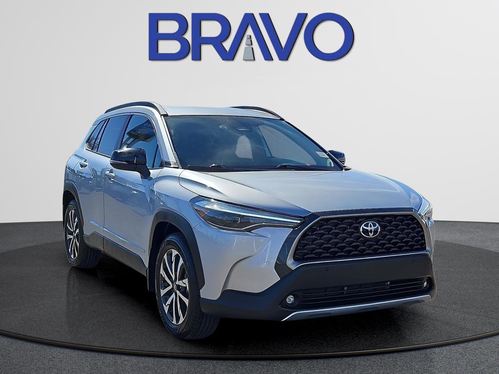 Used 2025 Toyota Corolla Cross XLE image 2