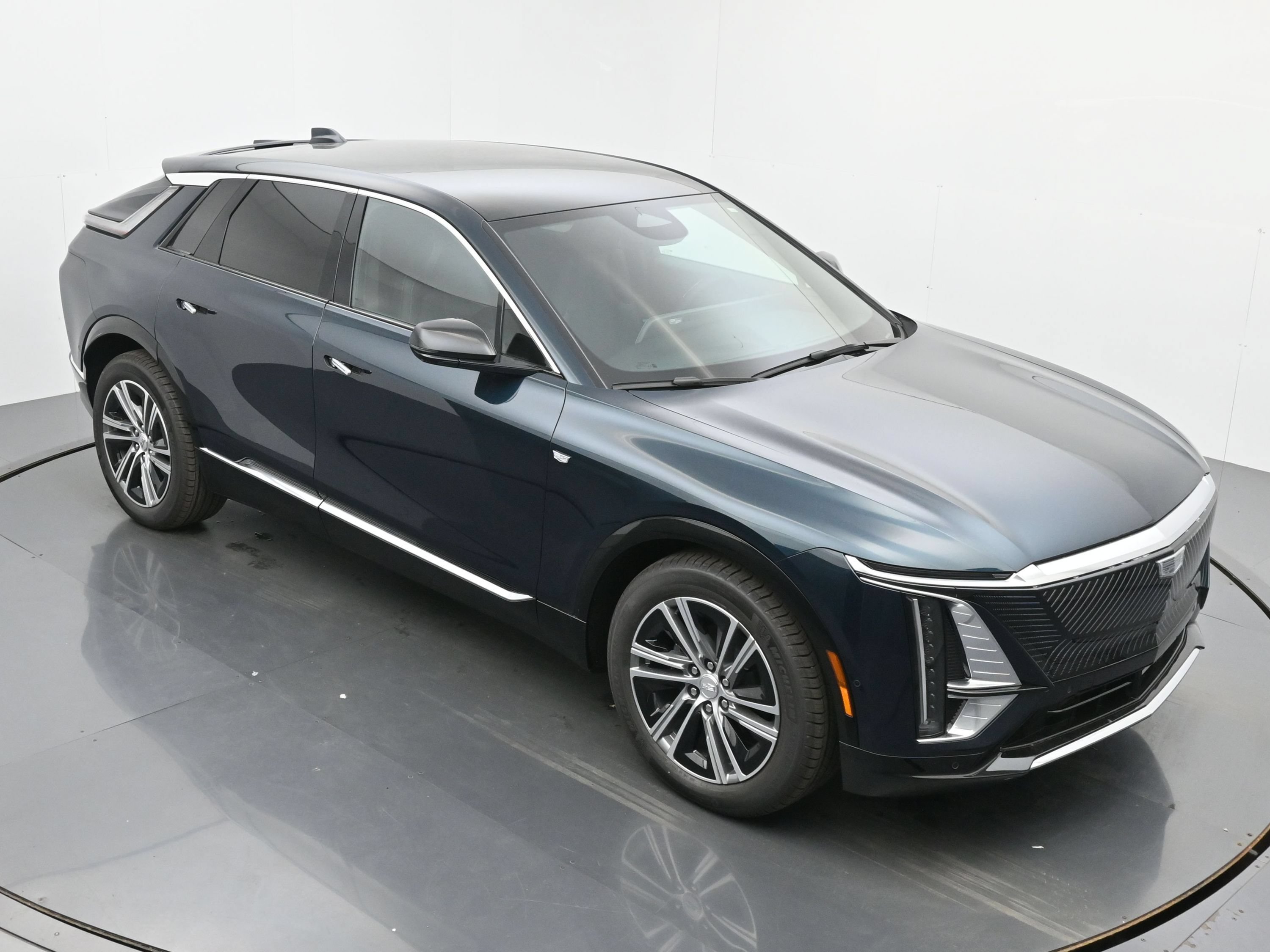 New 2026 Cadillac Lyriq Luxury w/ LPO, Floor Liner Package AWD/4WD image 29