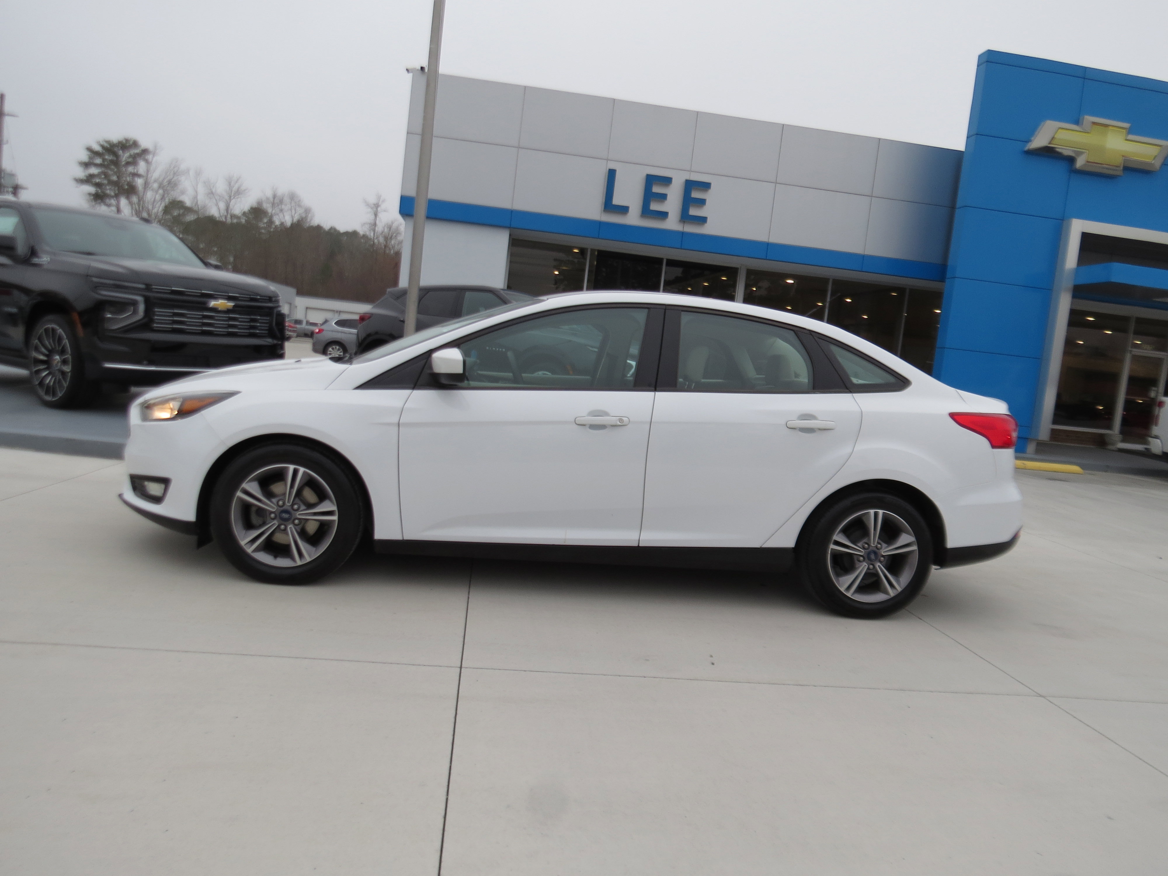 Used 2018 Ford Focus SE w/ SE Appearance Package image 2