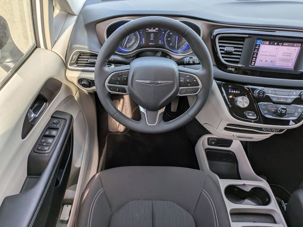 Used 2023 Chrysler Voyager LX image 17