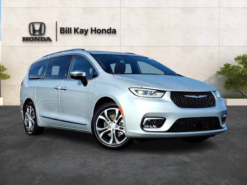 Used 2026 Chrysler Pacifica Pinnacle FWD image 1