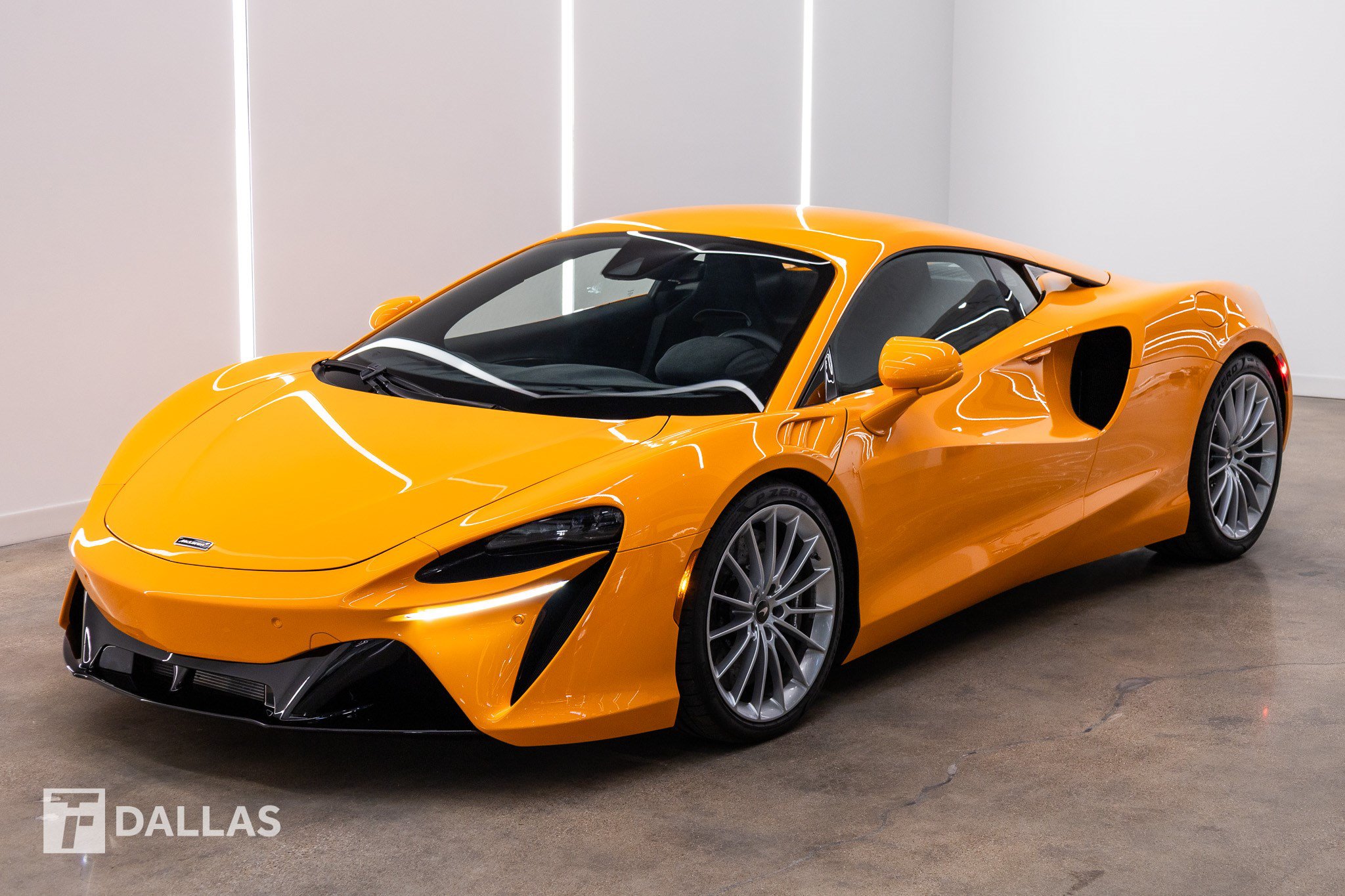 Used 2026 McLaren Artura RWD image 2