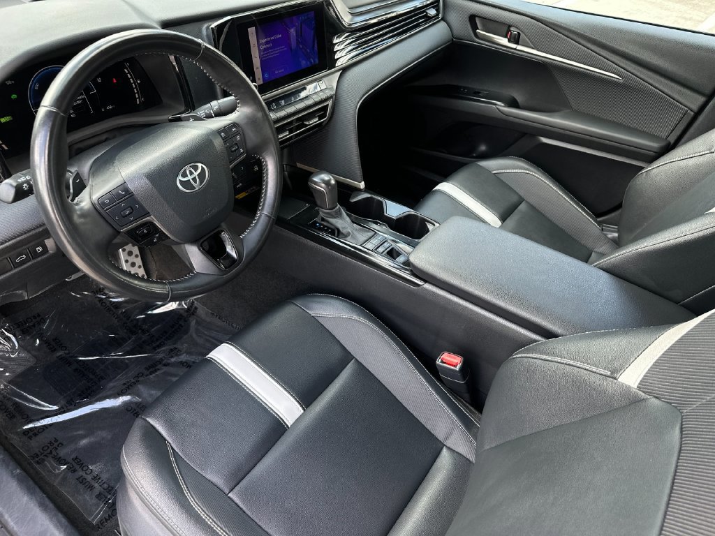 Used 2025 Toyota Camry SE FWD image 9