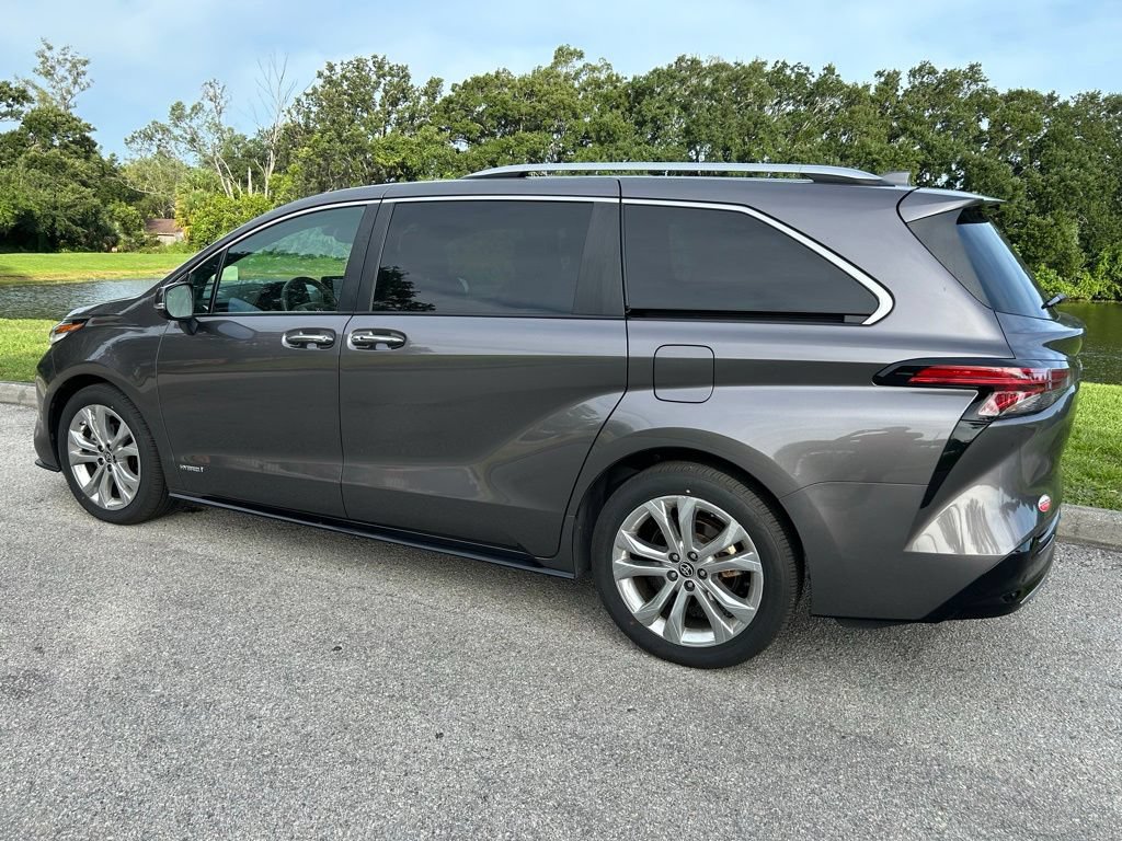 Certified 2021 Toyota Sienna Platinum FWD image 5