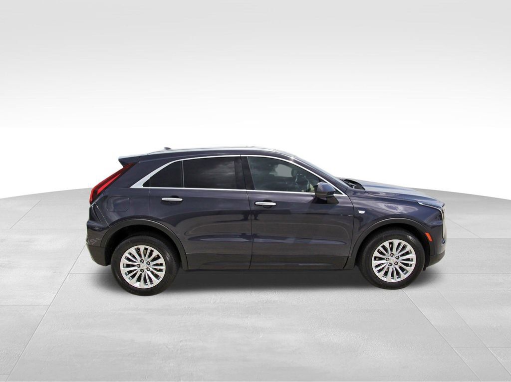 Used 2024 Cadillac XT4 Luxury w/ Cold Weather Package FWD image 5
