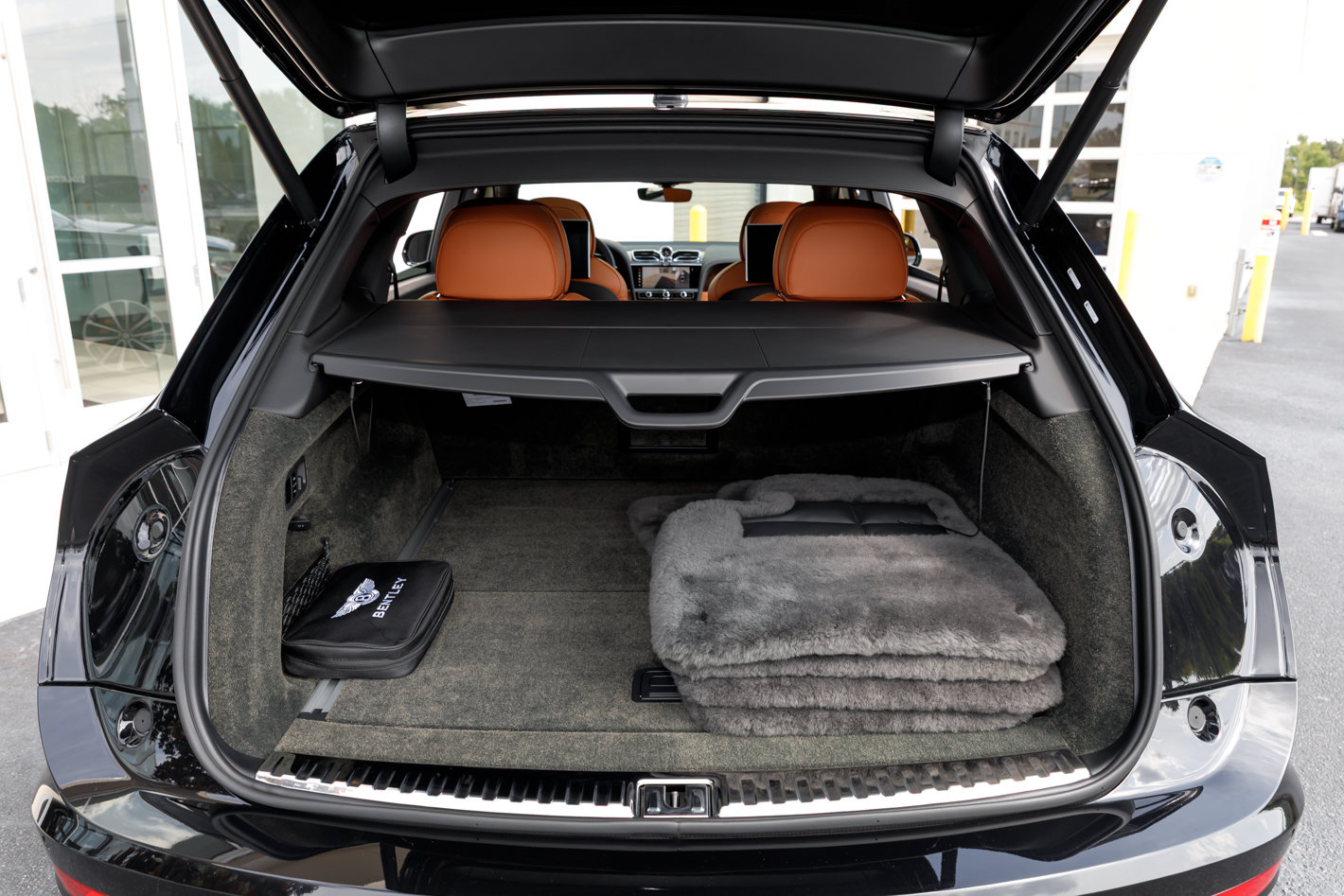 Certified 2023 Bentley Bentayga Extended Wheelbase AWD/4WD image 53