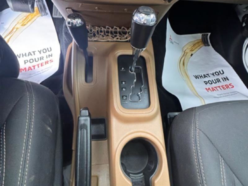 Used 2016 Jeep Wrangler Rubicon w/ Connectivity Group AWD/4WD image 8