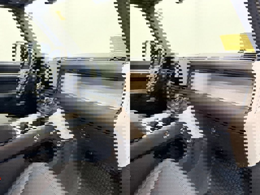 Used 2025 Land Rover Defender 110 S image 17