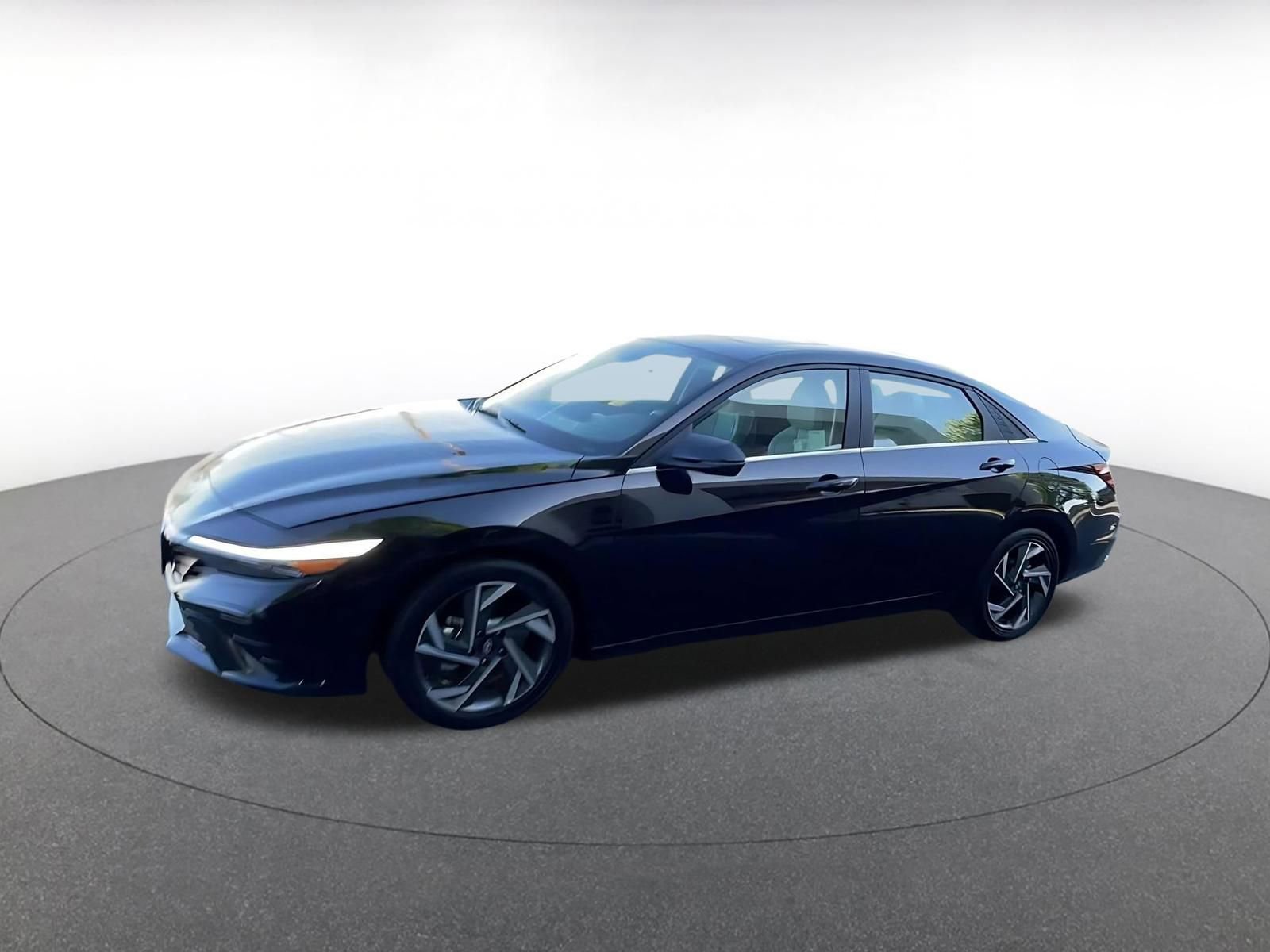 Used 2025 Hyundai Elantra Limited image 8