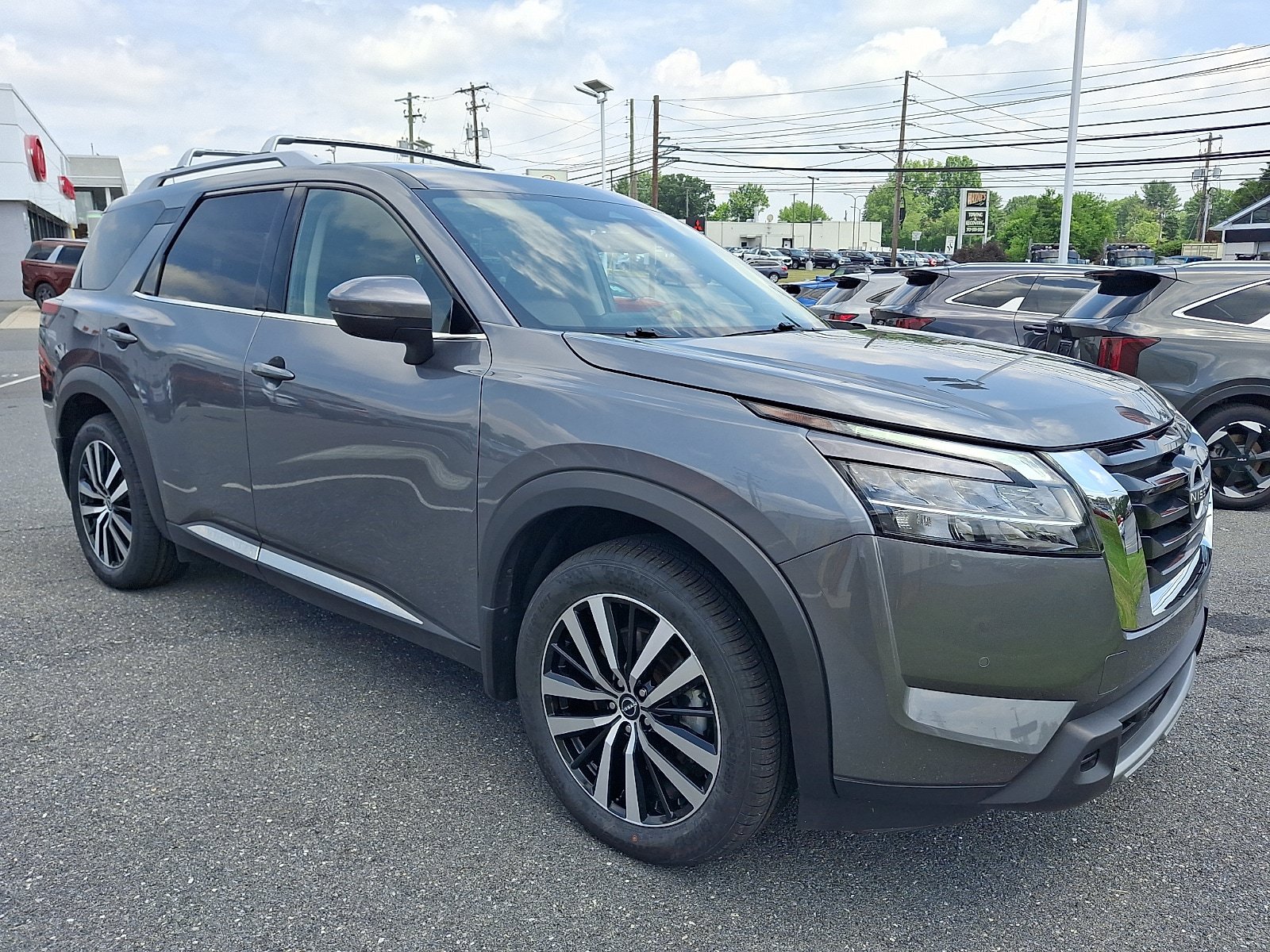 Used 2024 Nissan Pathfinder Platinum w/ Cargo Package AWD/4WD image 3