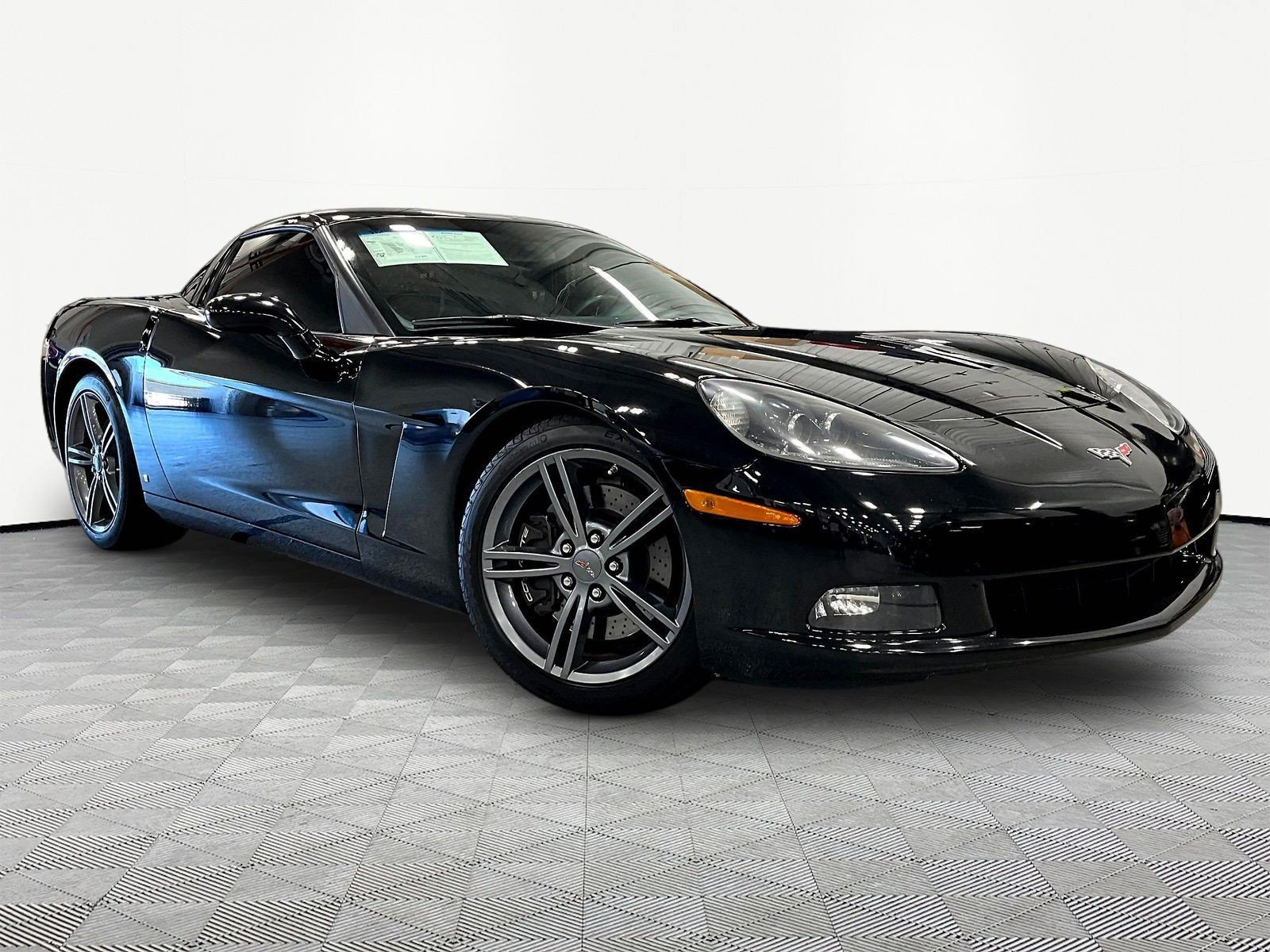 Used 2007 Chevrolet Corvette Coupe w/ Performance Package RWD image 3