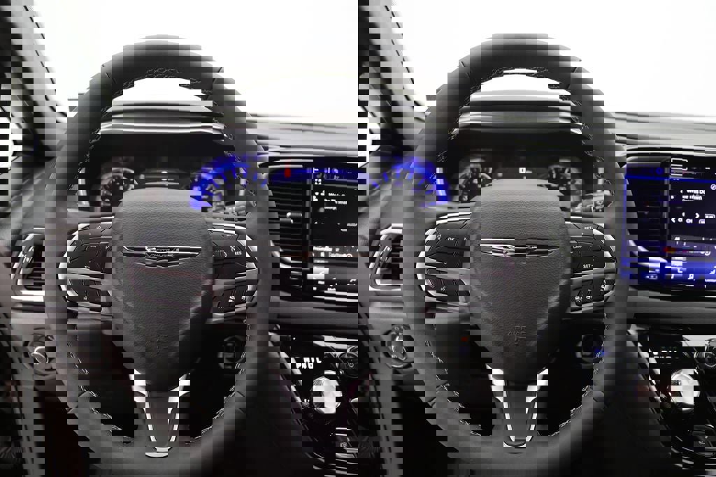 Used 2025 Chrysler Pacifica Select image 15