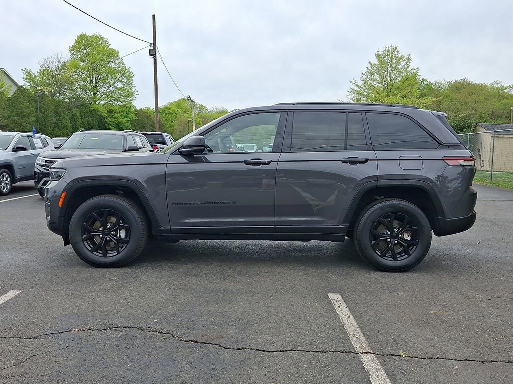Used 2025 Jeep Grand Cherokee Altitude AWD/4WD image 4