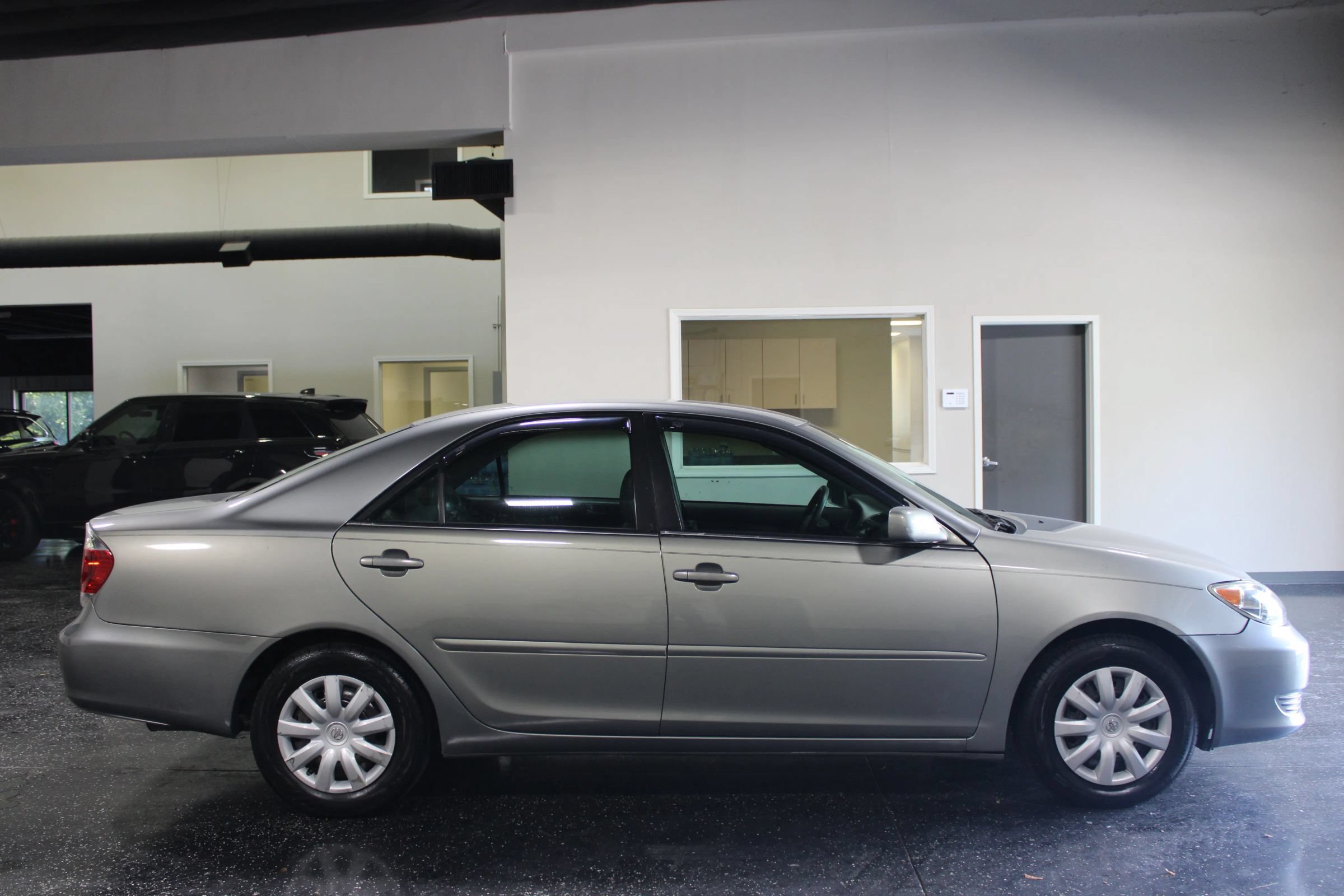 Used 2006 Toyota Camry LE FWD image 2