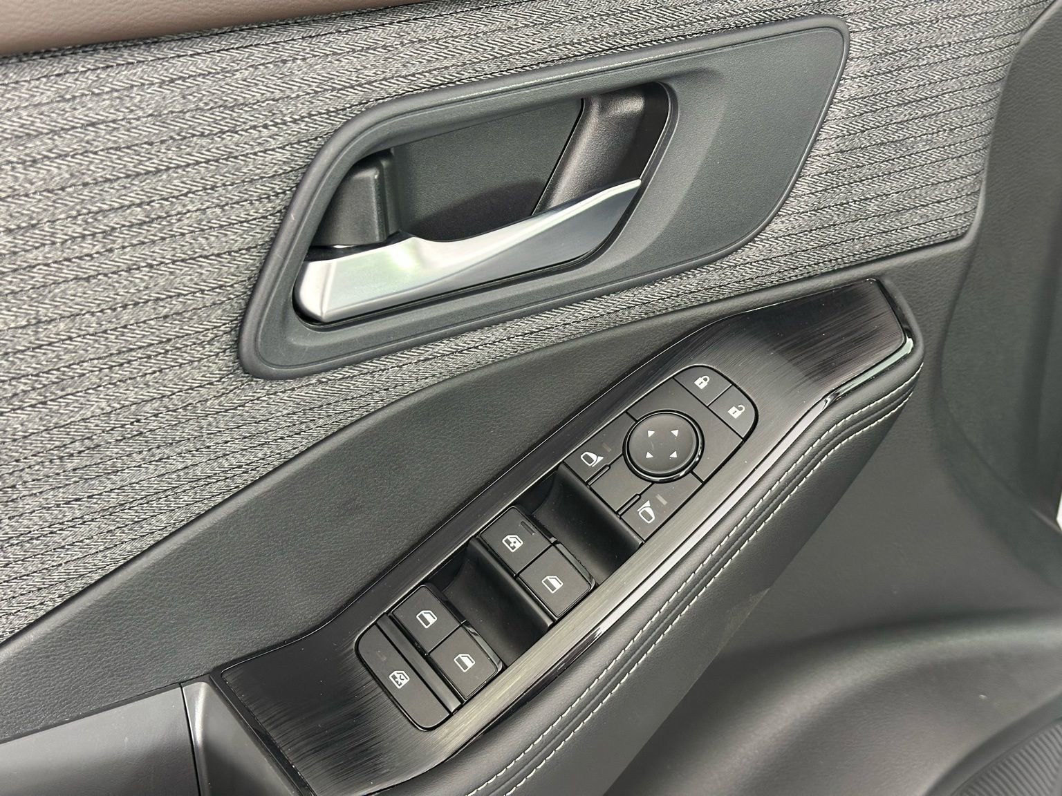 Used 2023 Nissan Rogue SV image 32