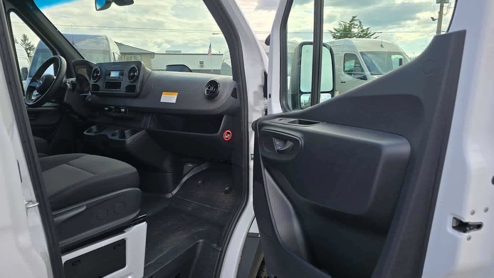 Used 2025 Mercedes-Benz Sprinter 2500 image 10