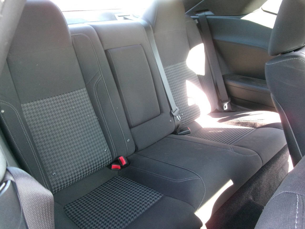 Used 2015 Dodge Challenger SXT image 19