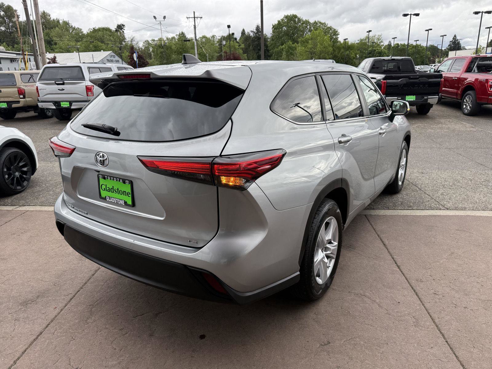 Used 2023 Toyota Highlander LE FWD image 6