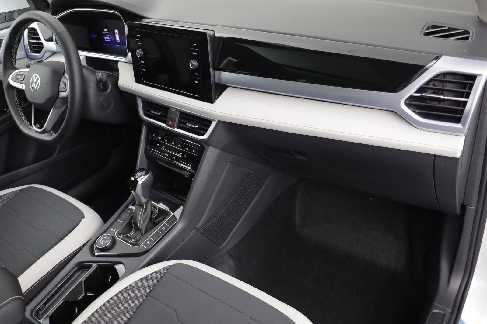 New 2026 Volkswagen Taos SE image 19