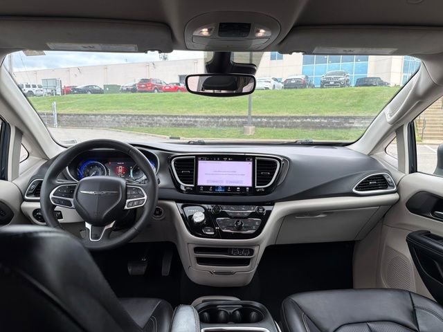 Used 2023 Chrysler Pacifica Touring-L image 16