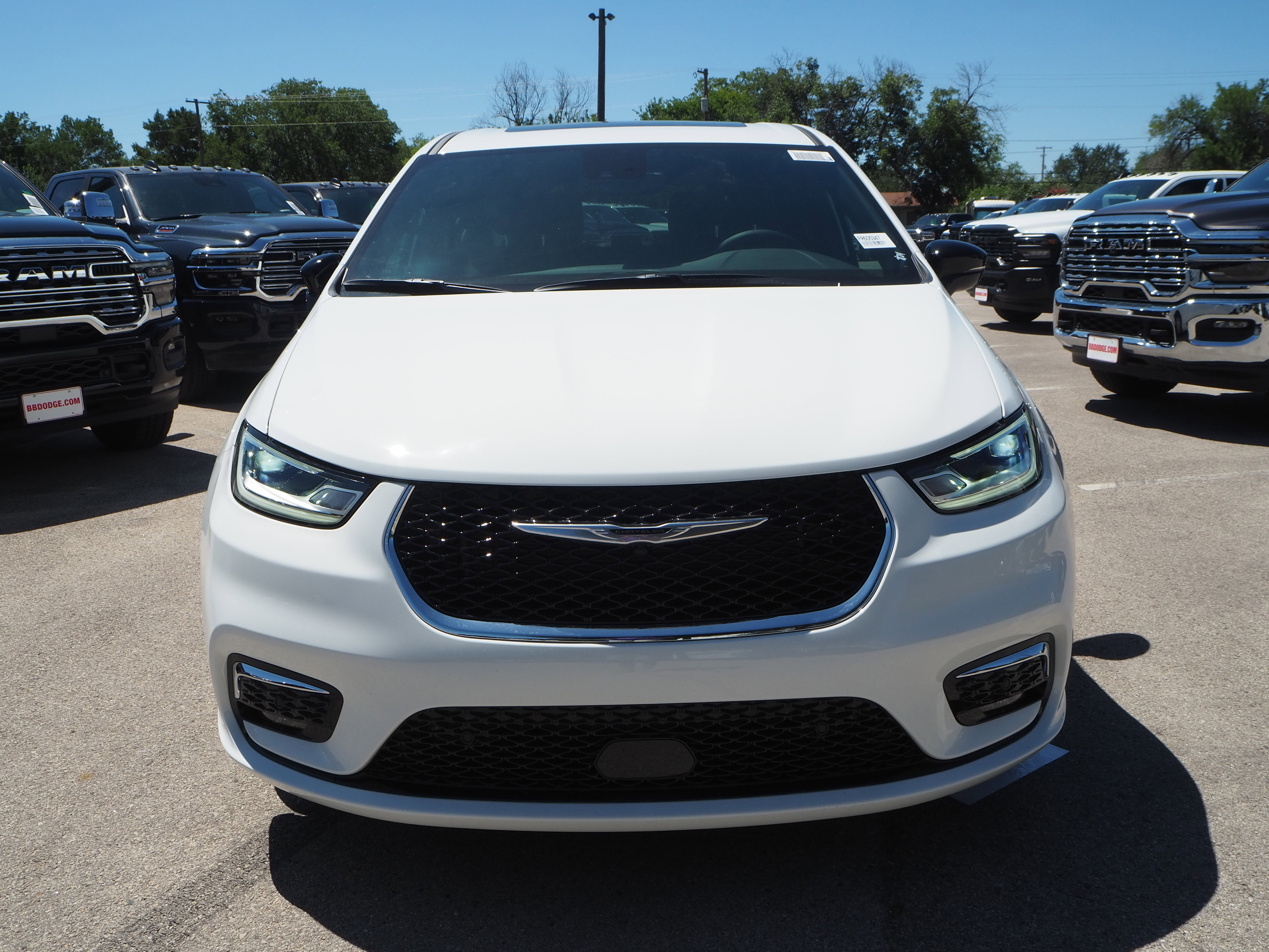 New 2025 Chrysler Pacifica Select w/ Uconnect Theater Family Group FWD image 3