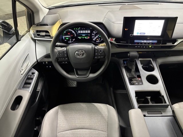 Used 2025 Toyota Sienna LE image 13