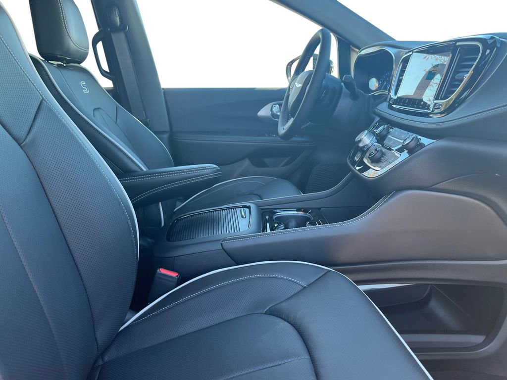 New 2026 Chrysler Pacifica Limited image 24