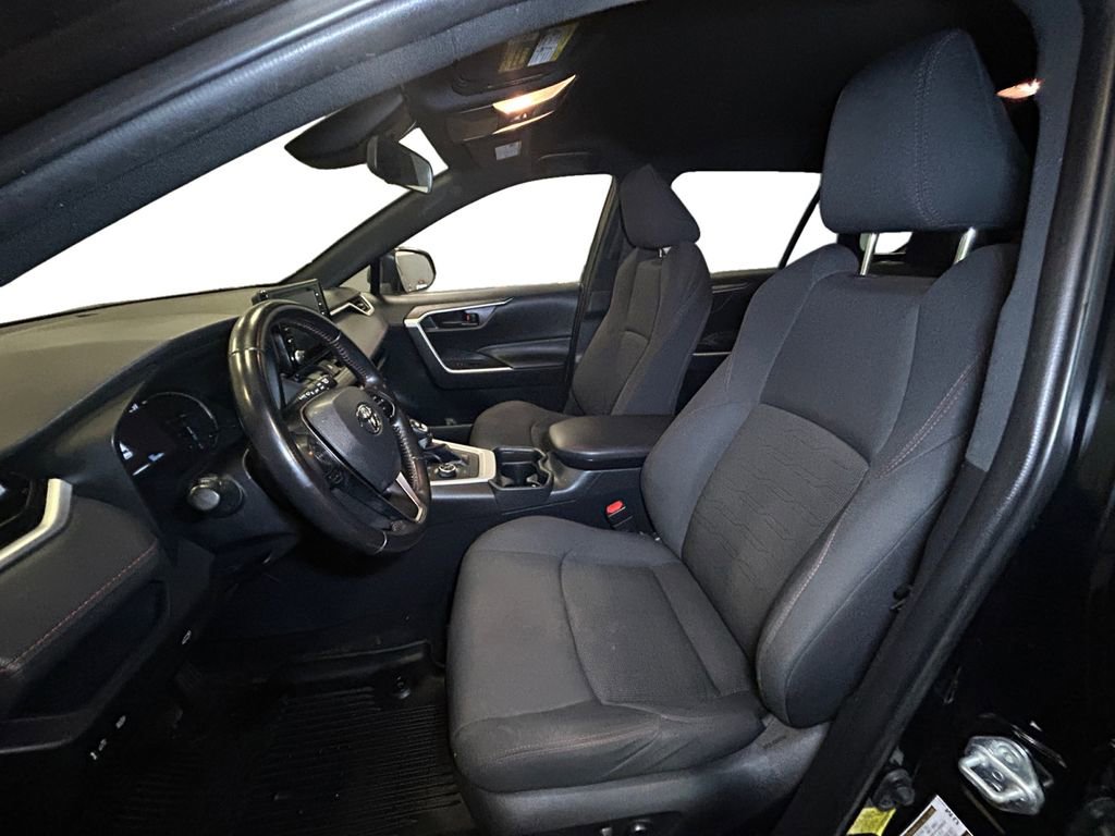 Used 2021 Toyota RAV4 SE image 9