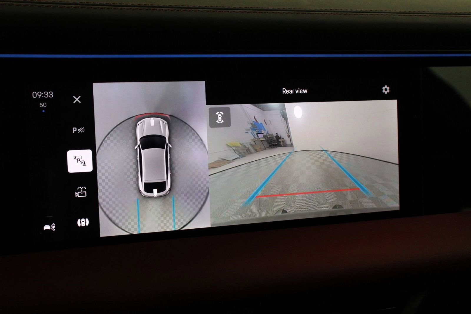 Certified 2025 Porsche Macan 4 Electric image 17