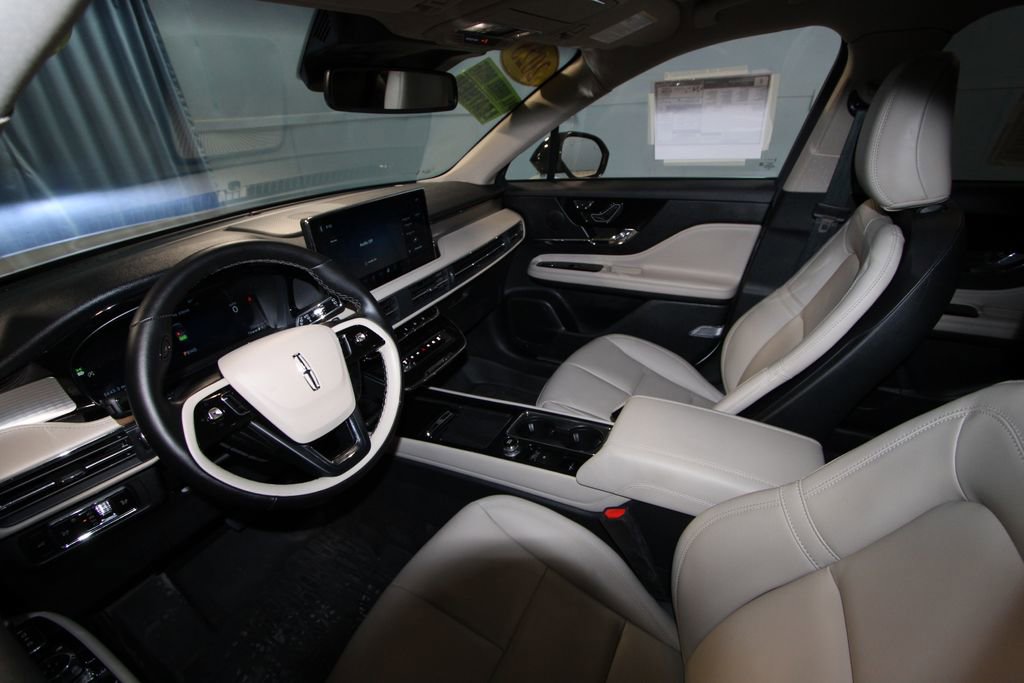 Used 2025 Lincoln Corsair AWD image 2