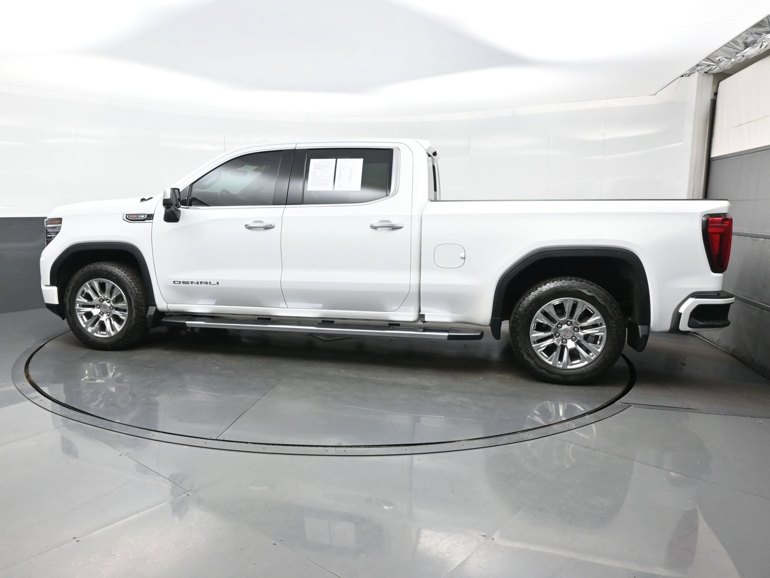 Used 2023 GMC Sierra 1500 Denali w/ Technology Package AWD/4WD image 3